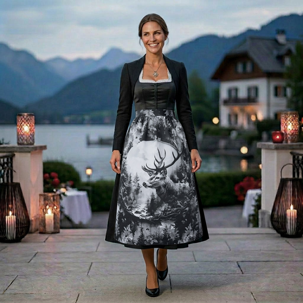 Alexandra Maxa_Dirndlschuerze_Model Hirsch im Nebelwald_SW_57cm Ki-Model