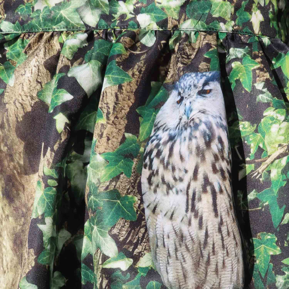 Dirndlschürze "Baumhaus" in Midi von Alexandra Maxa - Detailansicht von einer Eule