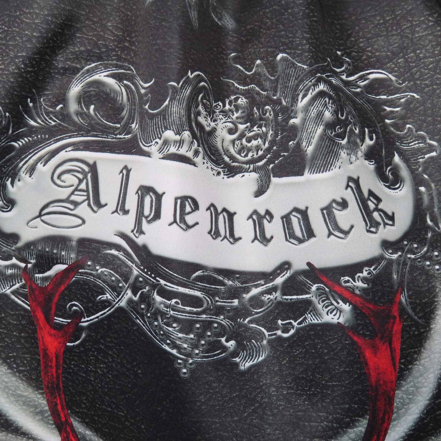 Dirndlschürze "Alpenrock" in Midi von Alexandra Maxa - Detailansicht von dem Schriftzug "Alpenrock"