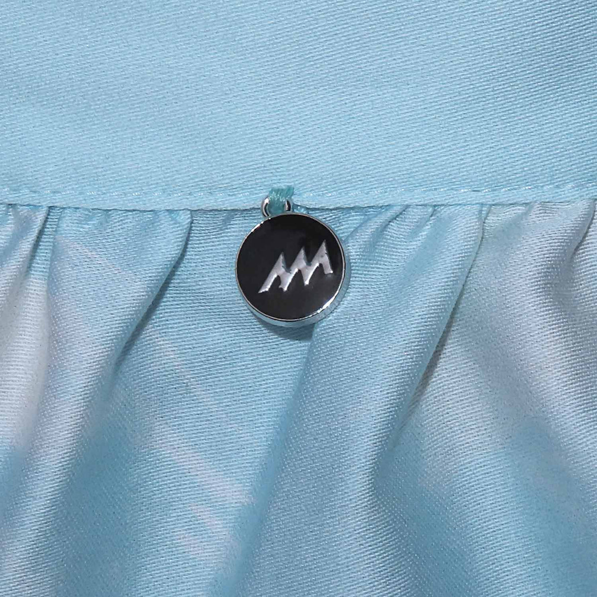 Dirndlschürze "Hirsch im Morgenzauber" in Midi von Alexandra Maxa TD-D07540-19 Detailansicht vom Bund mit Metall-Logoanhänger