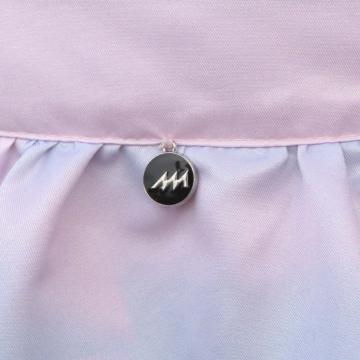Dirndlschürze "Rehkitz Fantasie" in Midi von Alexandra Maxa TD-D07533-20 Detailansicht vom Schürzenbund mit Metall-Logoanhänger