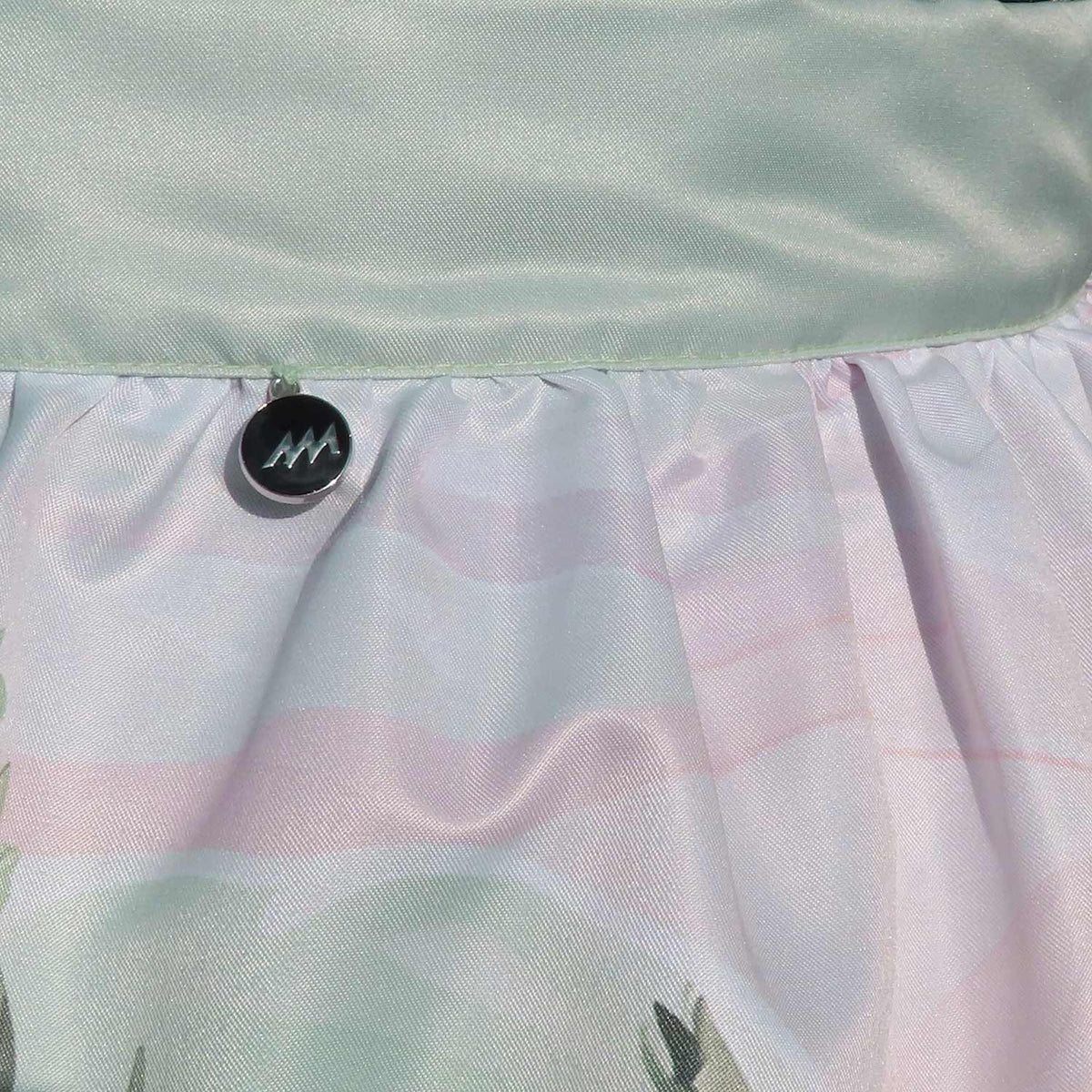 Dirndlschürze "Springender Hirsch" in Mini  von Alexandra Maxa TD-D07534-05 Detailansicht vom Schürzenbund mit Metall-Logoanhänger