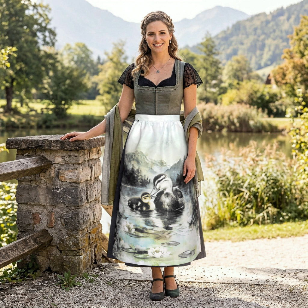 667_Dirndlschuerze-Entenglueck_Maxi_87cm_Front_Ki-Model_web