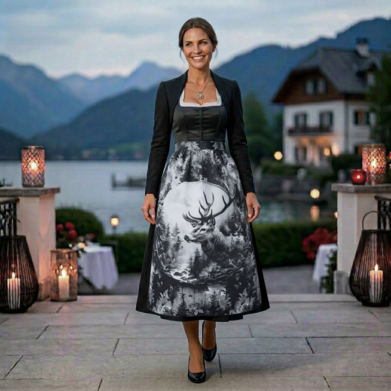 Alexandra Maxa_Dirndlschuerze_Model Hirsch im Nebelwald_SW_57cm Ki-Model